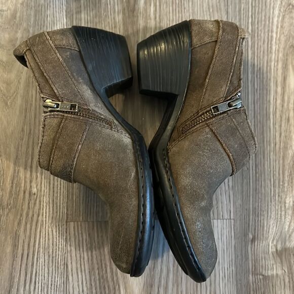 WOMENS BORN BRAND GENUINE SUEDE BLOCK HEEL BOOTIES WITH BUCKLES DARK BROWN SZ 6 - Picture 5 of 10